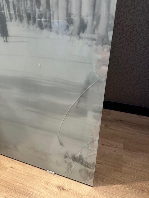 Cracked glassdoor to the bathroom