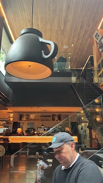 Vista del comedor con su taza de lampara