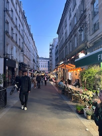 Perfect little street not even a full block over with the cutest restaurants and shops!