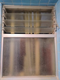 La ventana del baño daba a una tuberia, peligro total en caso de un accidente o explosion