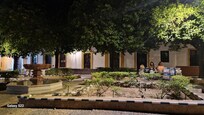 Park vor dem Hotel
