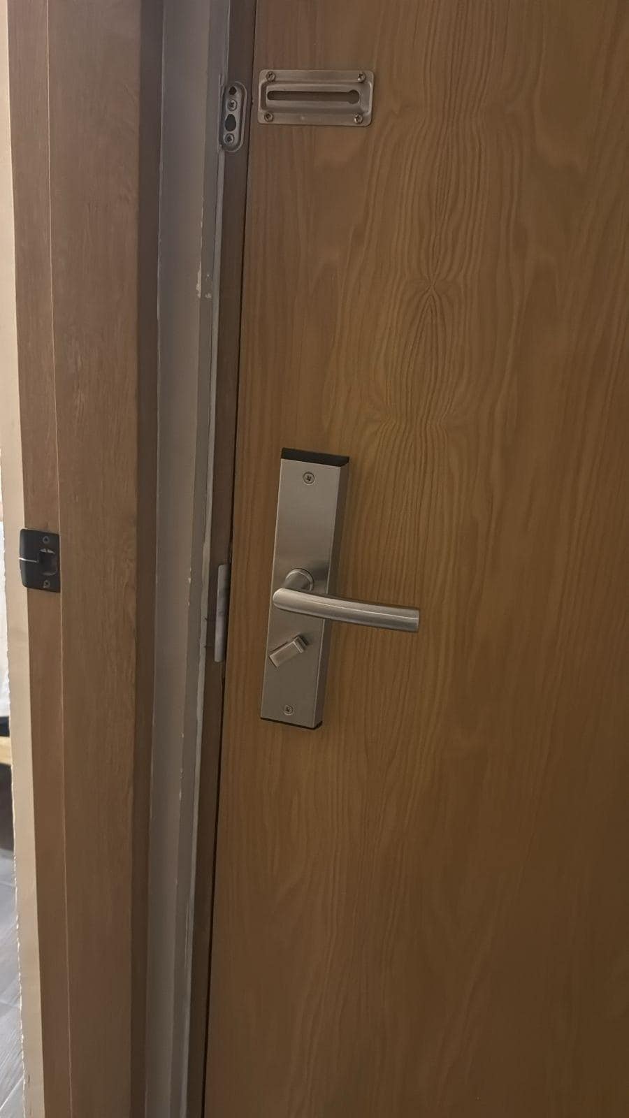 La puerta sin pasador y el seguro no cerraba totalmente.