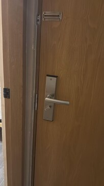 La puerta sin pasador y el seguro no cerraba totalmente.