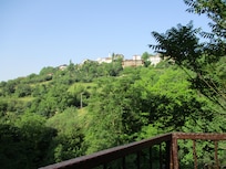 Bahçeden vadi manzarası