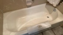 Hard to see here but tub super filthy.