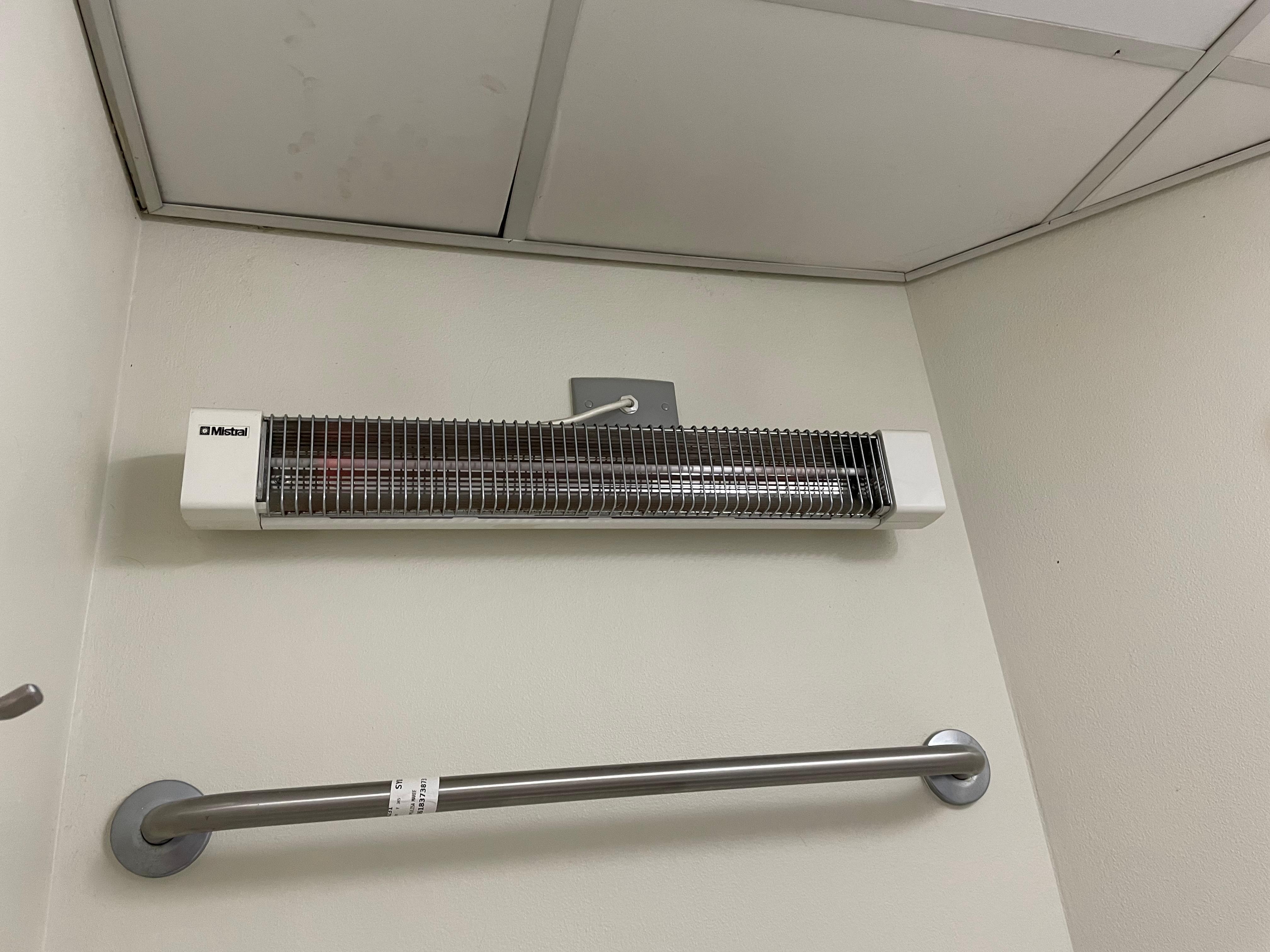 シャワー室のヒーター。スイッチがどこか明記されていなかったが、壁にあった