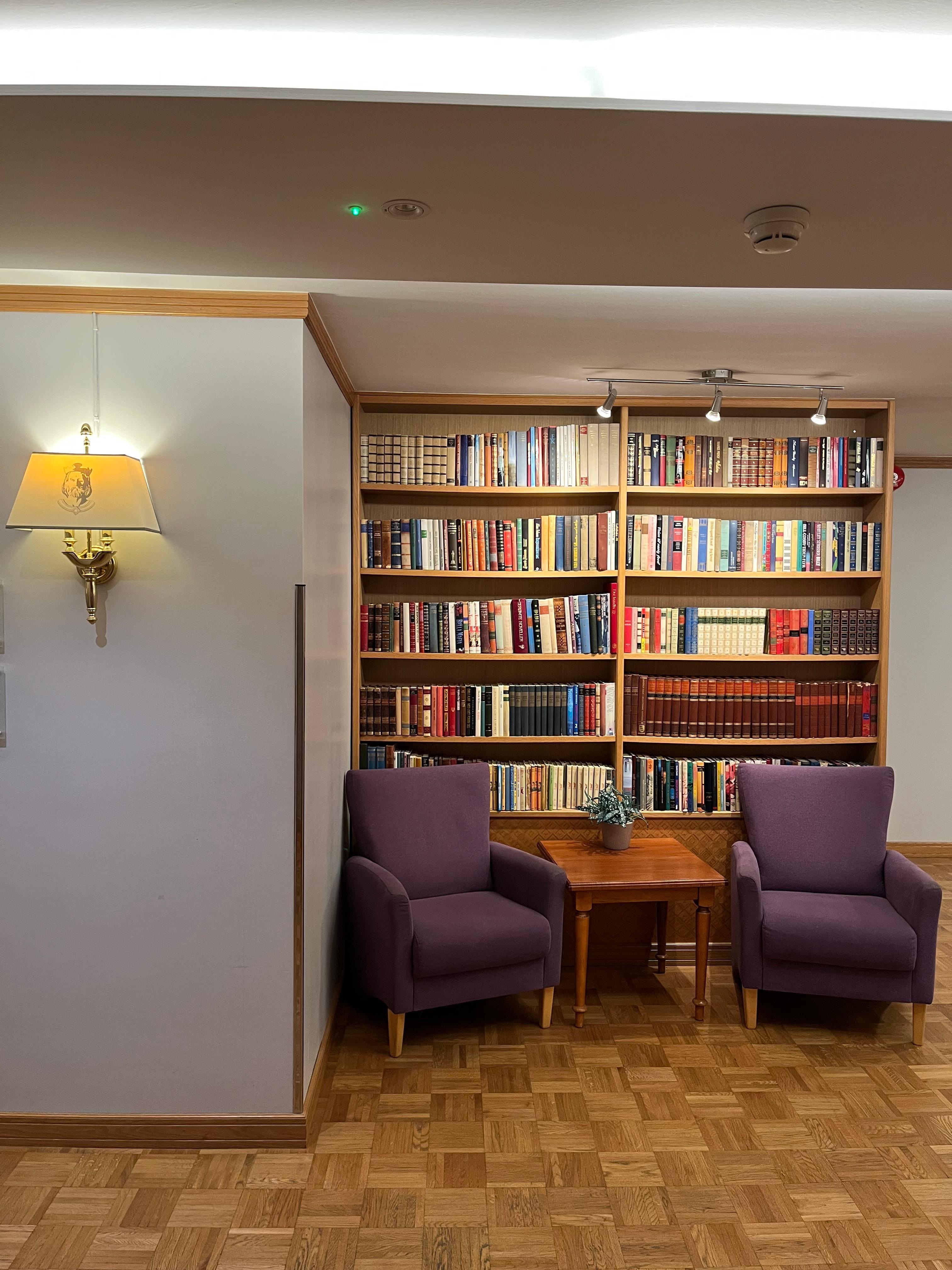 Veldig pen innredning av bøker , her fant jeg gaven 🎁jeg fikk som var en overraskelse av de ansatte og en flott kopp som minne 🌺❤️som Tusen takk fikk de min diktsamling På vei mot Toppen 💖som alle kan ha glede av når de kommer til hotellet 🍀