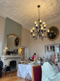 Restaurant (breakfast time)
