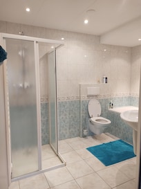 Large and enjoyable bathroom. Great soaking tub for after long hikes.