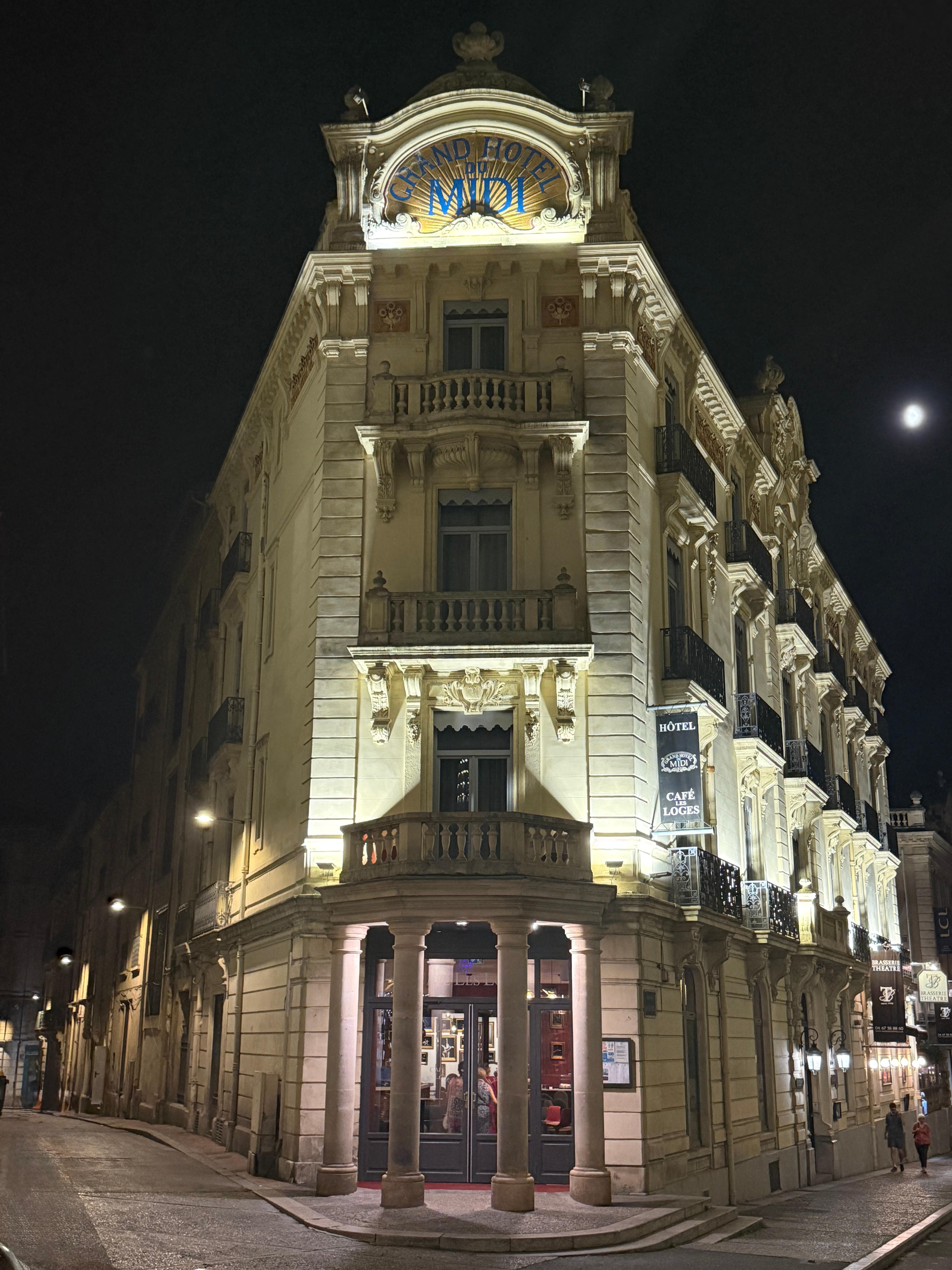 Smukt hotel med moderne værelser.