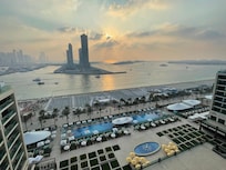 Vue depuis la terrasse de la chambre Executive sur mer : place privée et piscine de l'hôtel