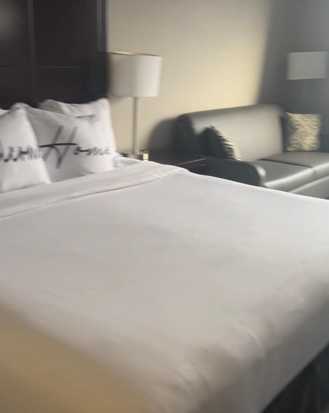 Super comfy bed love the pillows 