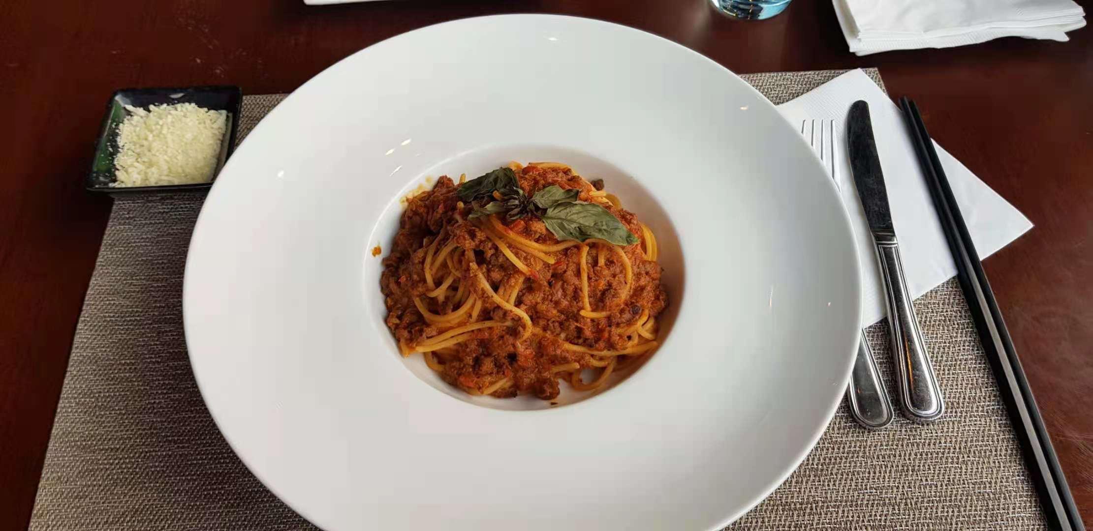 Room service Spaghetti Bolognese