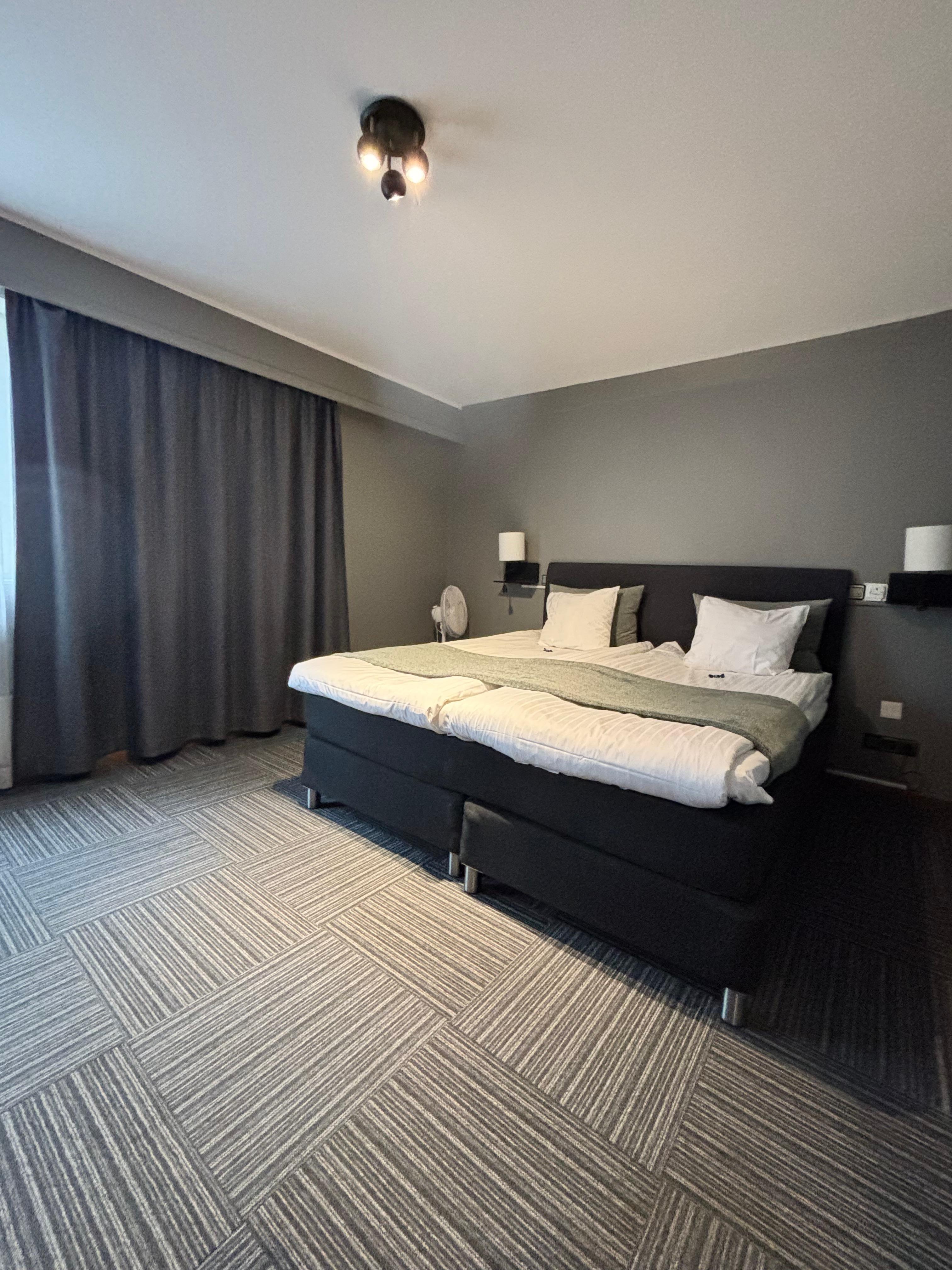 Mycket sköna sängar gott om utrymme för min rullstol.