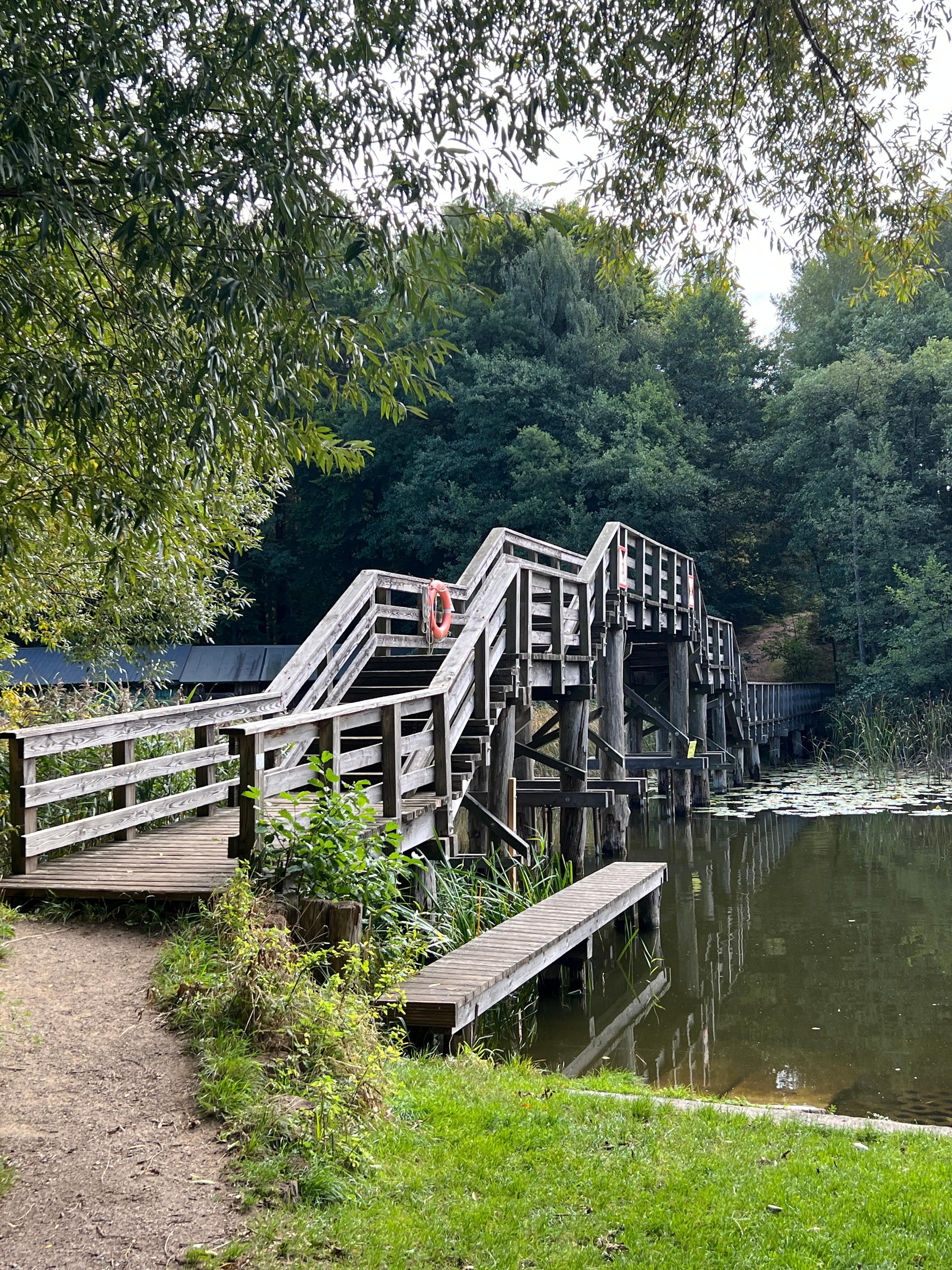 Schöne Holzbrücke in der Nähe der Ferienwohnung 