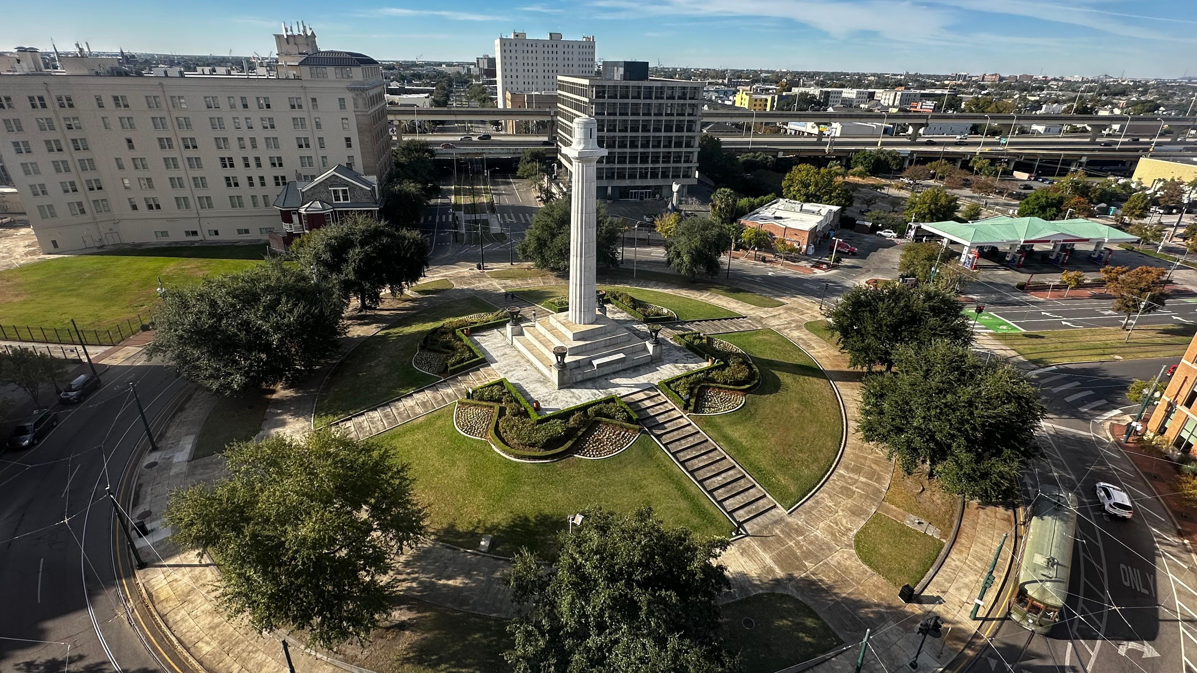 Round about monument in front of the hotel