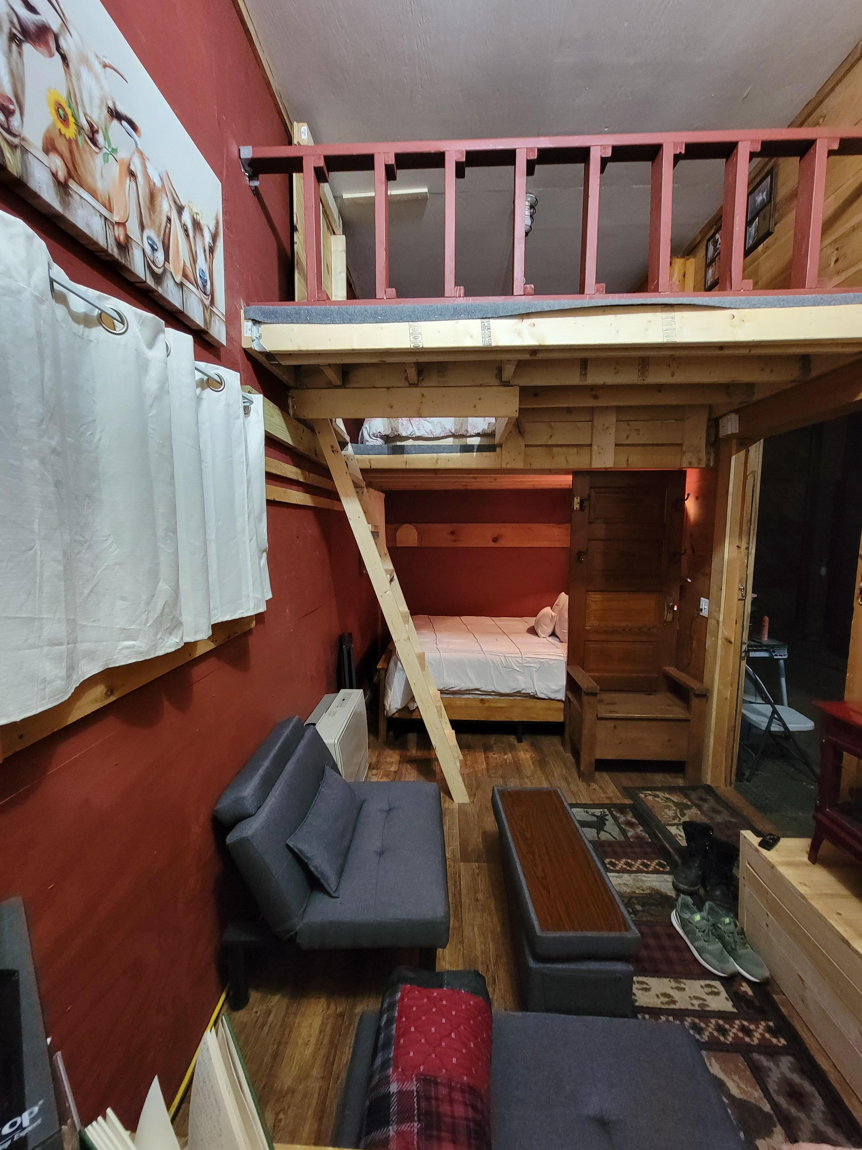 fold out couch/single bed, loft with double/queen (not sure my 18 yo was up there. He LOVED the space) Queen underneath the loft. Mattress was very comfortable. 