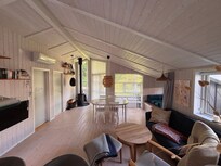 Blick aus der offenen Küche ins Wohnzimmer