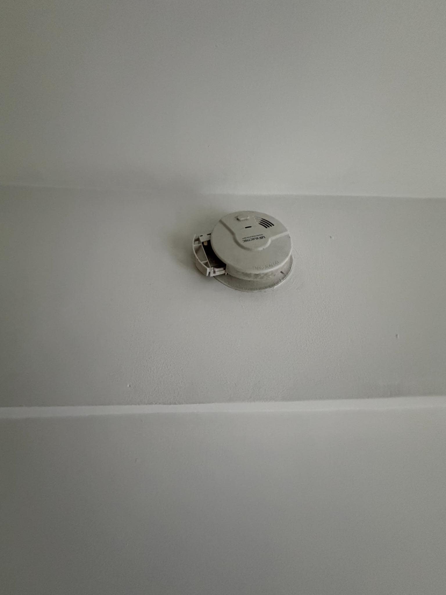 Smoke detector with no battery 