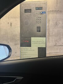 在停車場閘口需要按鍵聯絡酒店職員才可以進入