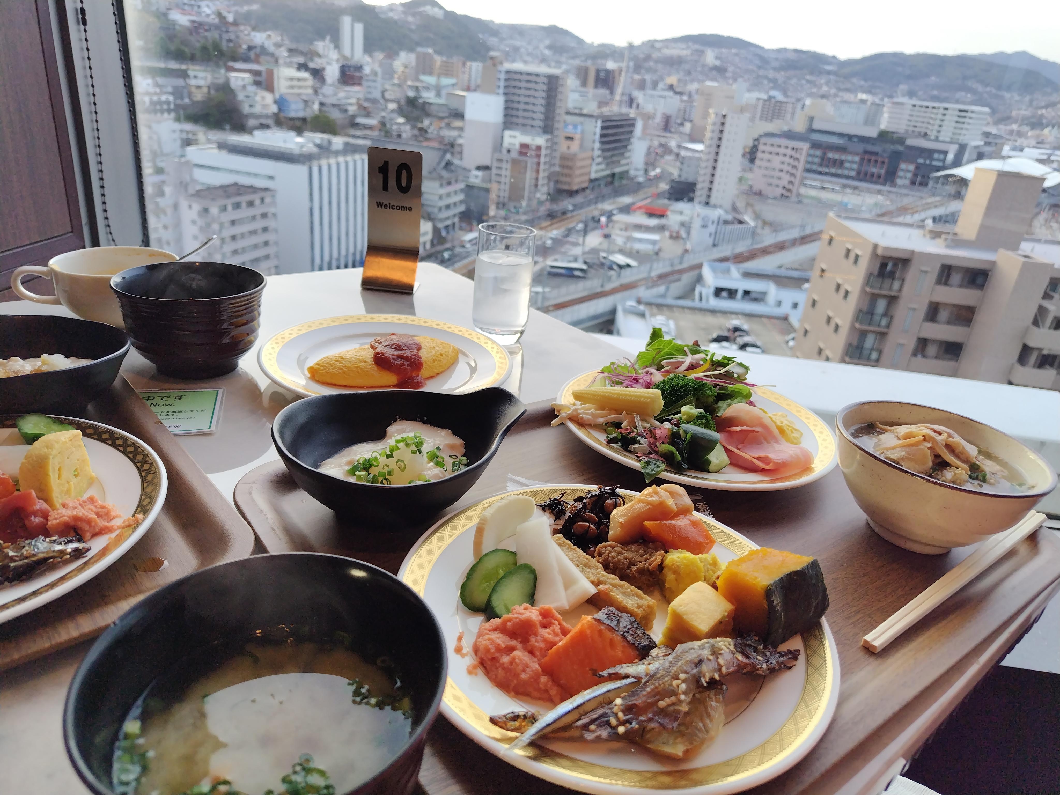 長崎の町が一望出来る15階で朝食を頂きました。ブュッフェでとても美味しかったです。