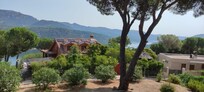 Vue d'une des terasses devant la maison