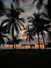 Sonnenuntergang am Hotelstrand