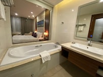 まだはブラインドで目隠しできます。アメニティーも充実しており満足です