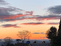 夕焼け時の庭から琵琶湖方面の眺め