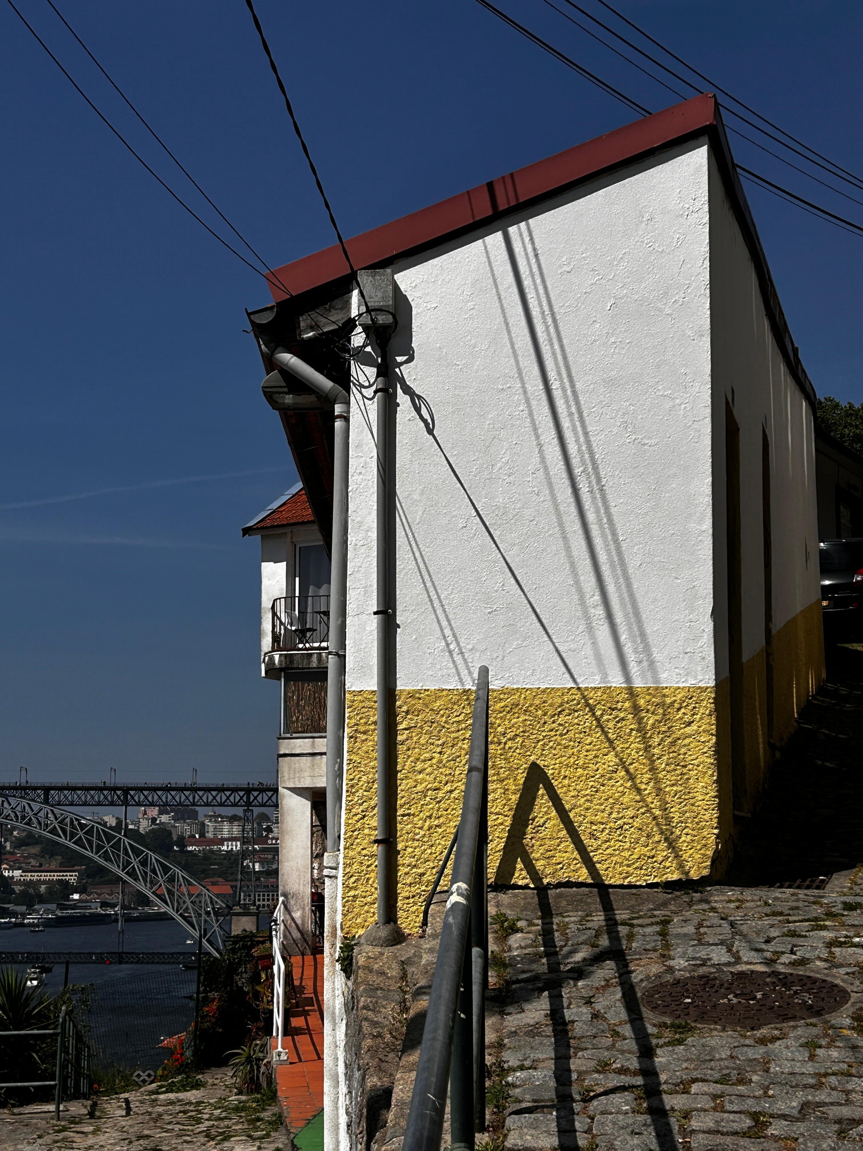 Côte de l’immeuble : escalier et salle de bain à l’étage.