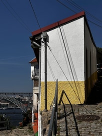 Côte de l’immeuble : escalier et salle de bain à l’étage.