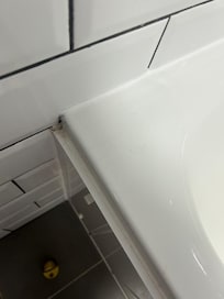 Mugre en los rincones de la bañanera