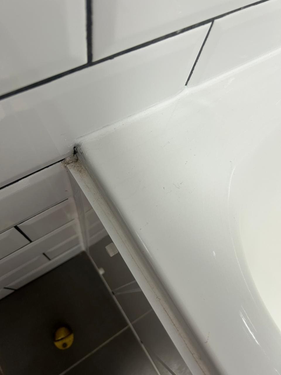 Mugre en los rincones de la bañanera
