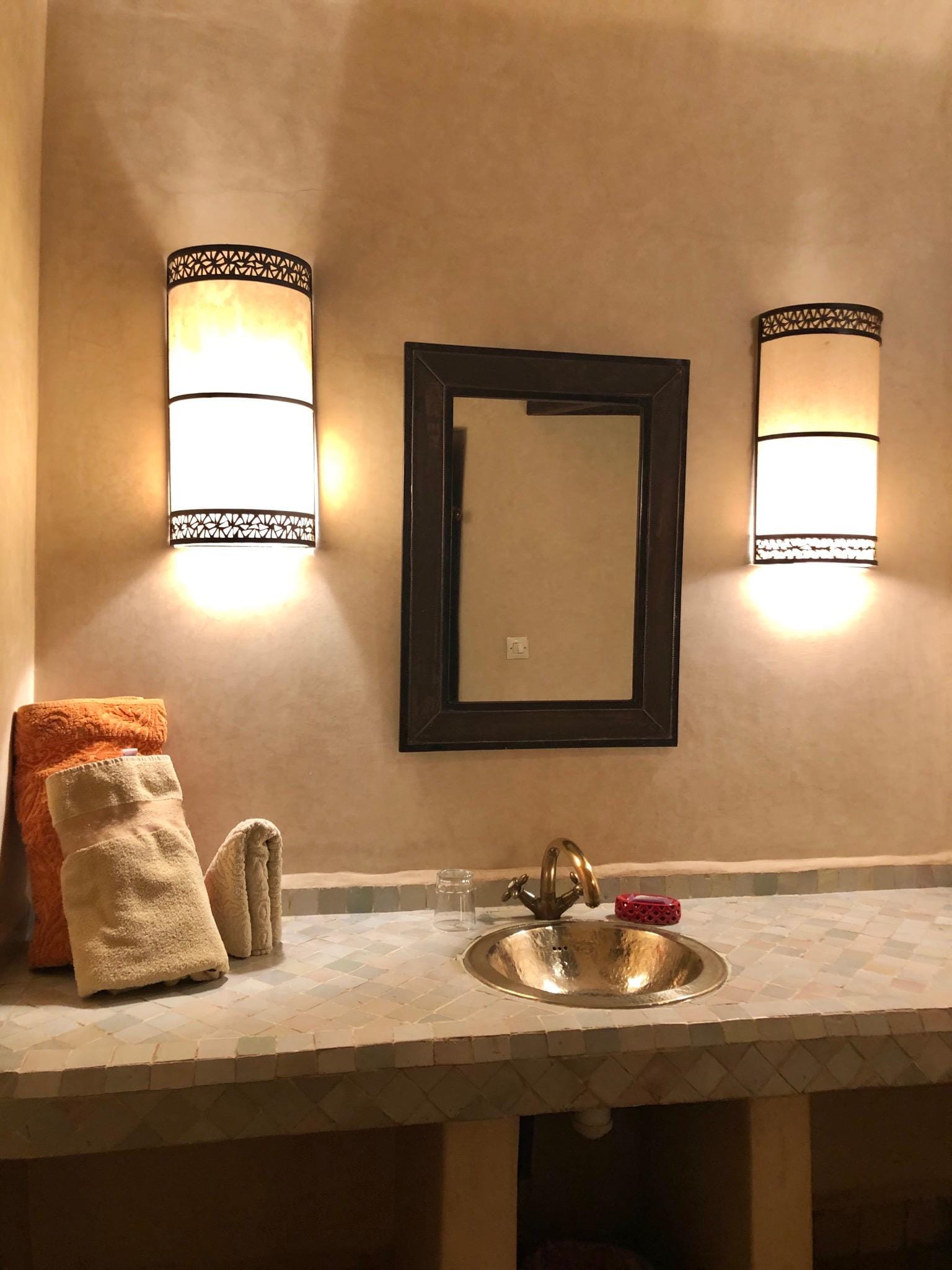 Salle de bain, pas de seche cheveux ni de produits d'hygiene, seulement un savon pour laver les mains