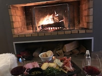 Planche de charcuterie et fromage devant un bon feu de cheminée