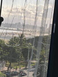 Cordas penduradas , pombos no parapeito do hotel.