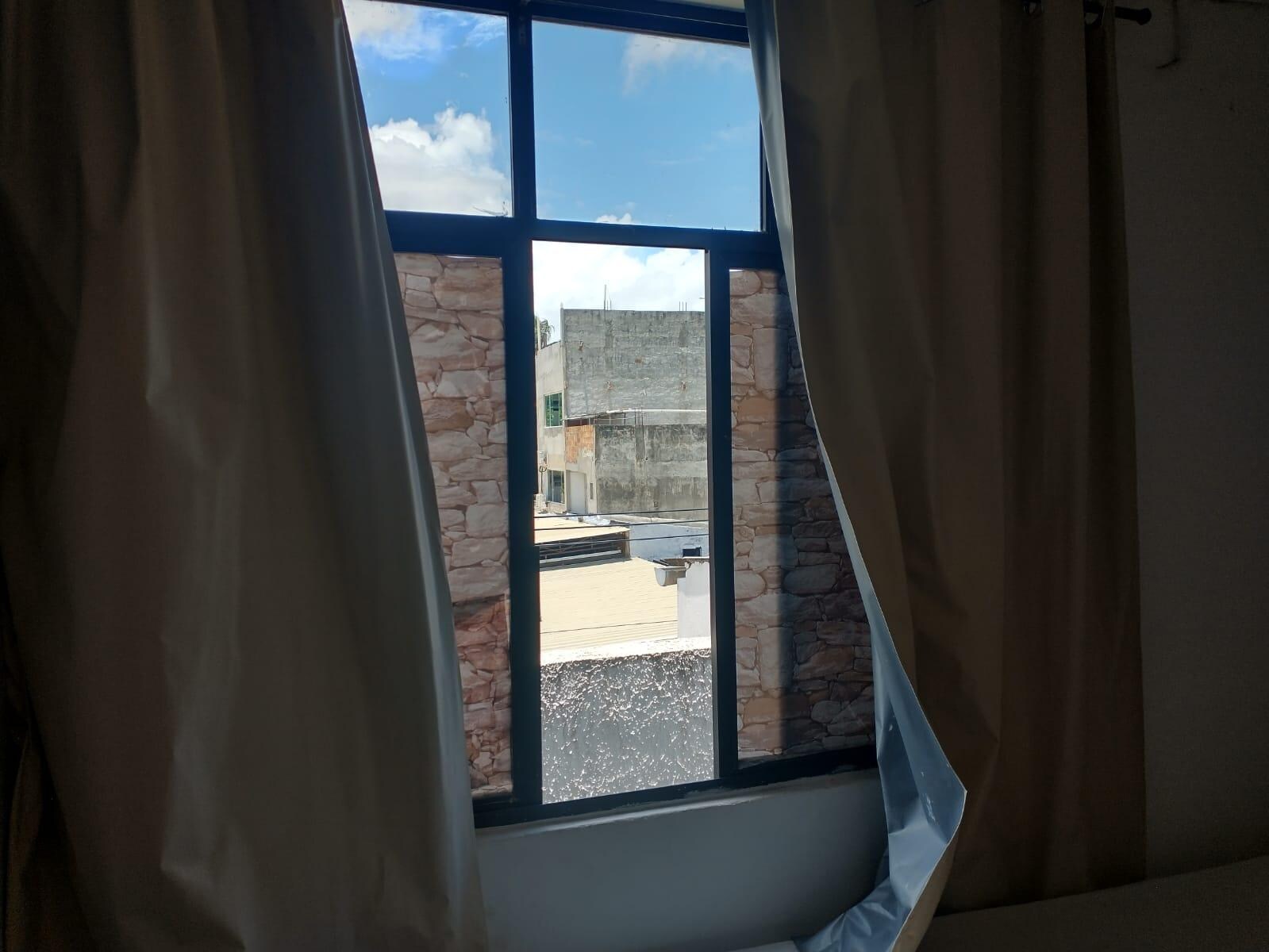 Contact na janela. No parapeito da janela, fica água acumulada em que os pombos fincam se refrescando.