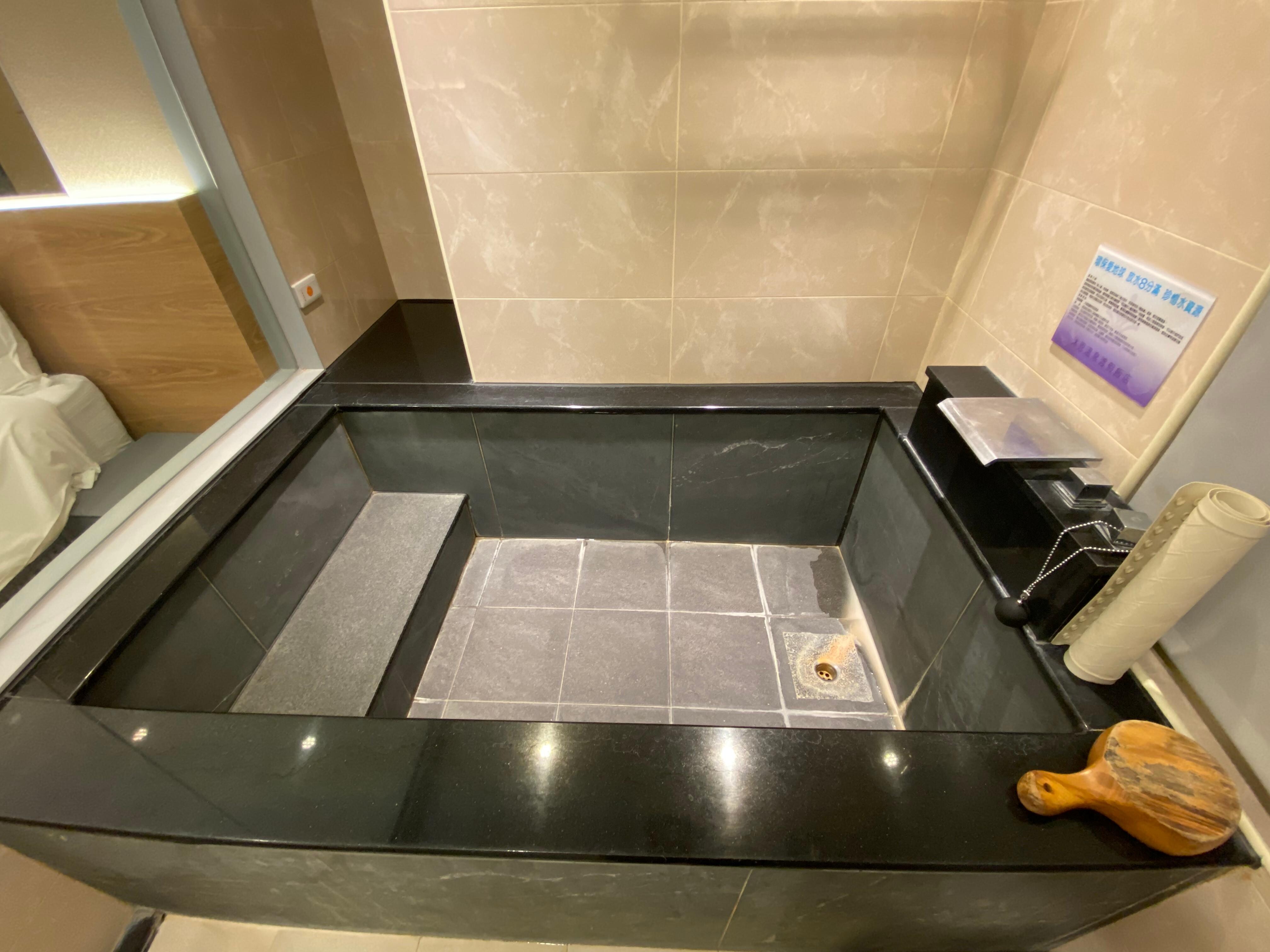 很大的浴缸，兩人洗溫泉剛好