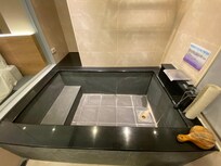 很大的浴缸,兩人洗溫泉剛好