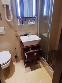 suite bathroom
