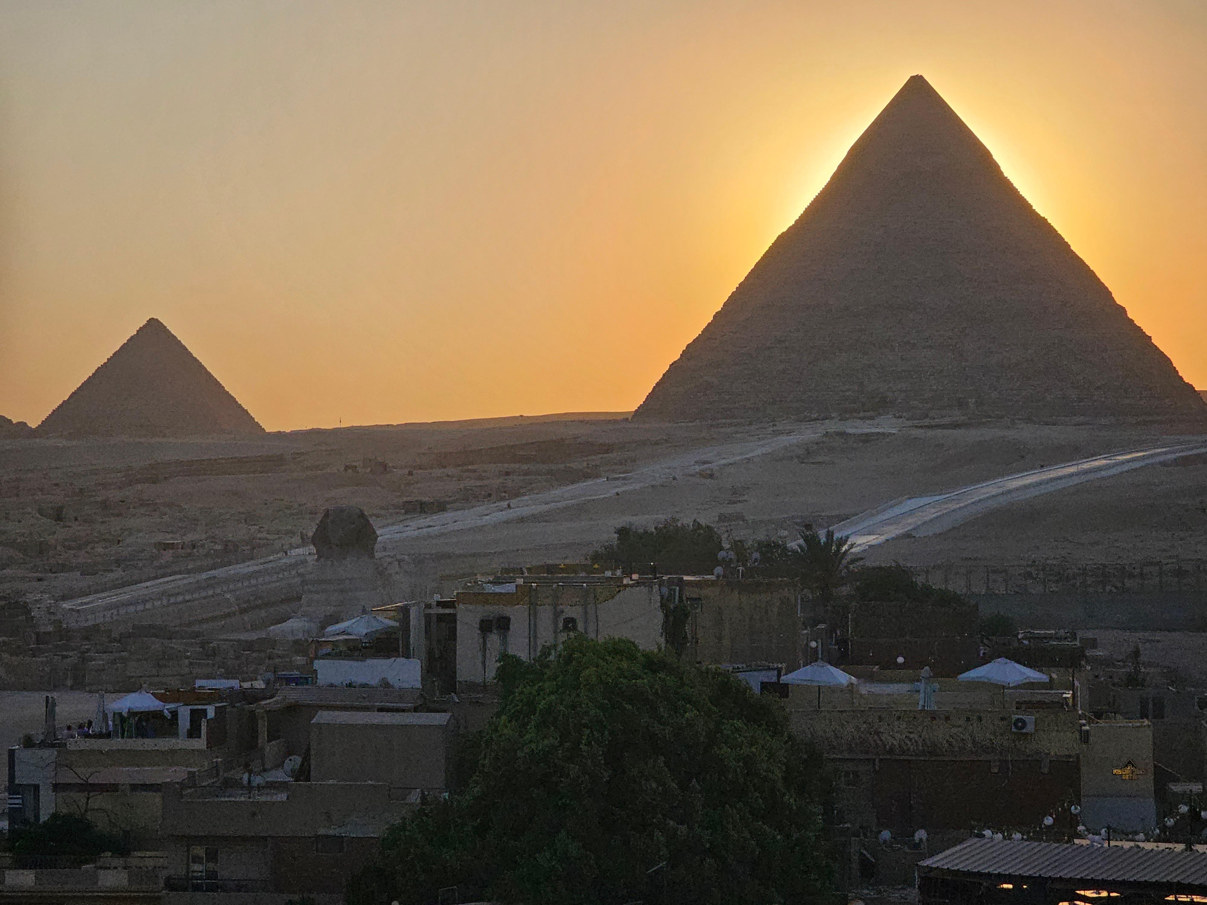 サンセットとピラミッド