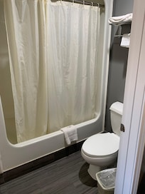 Easy get in shower.
Clean
Nice hot shower