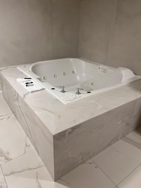 Spa tub in main bedroom