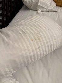 Las almohadas manchadas