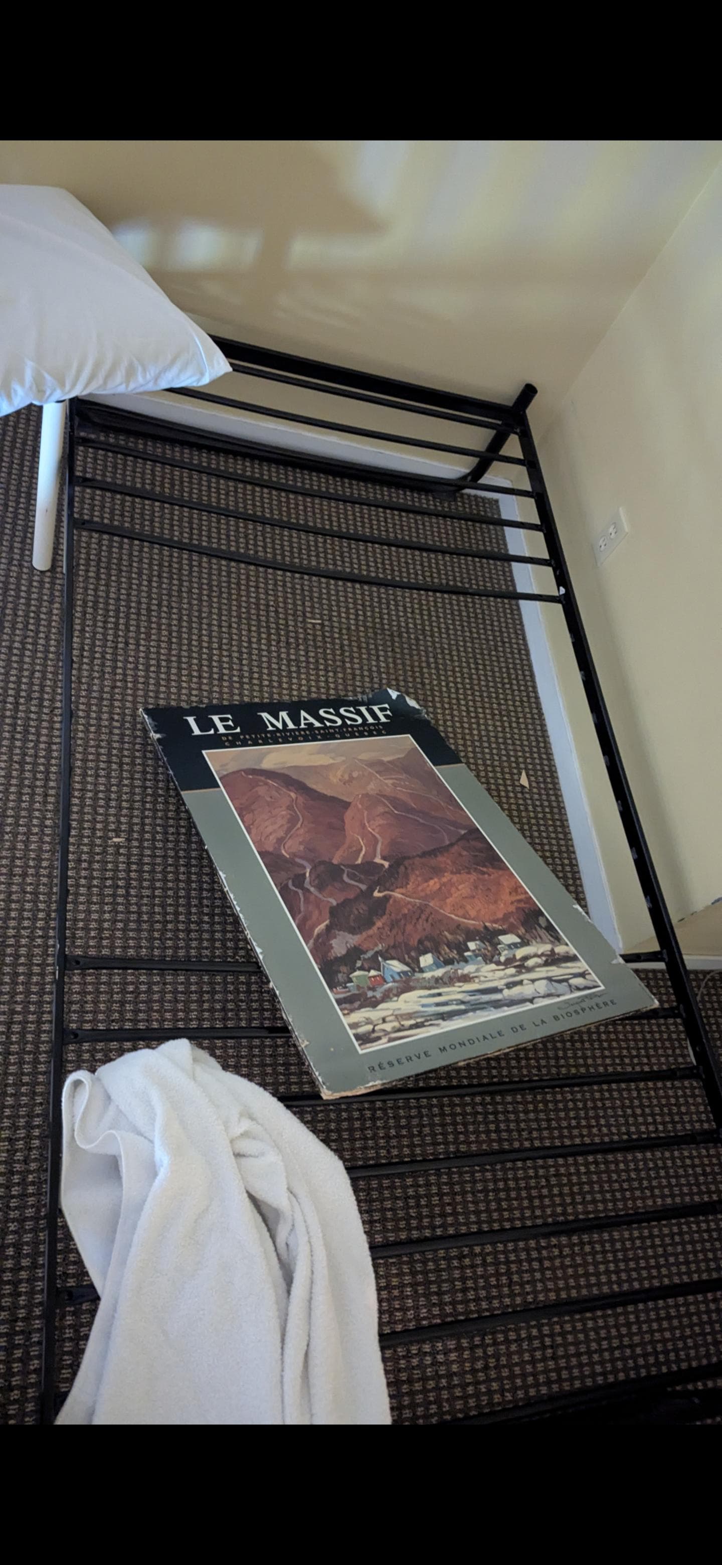 Broken Bed.. Listing displays bunk bed