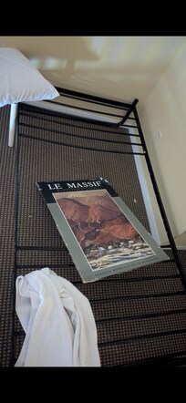 Broken Bed.. Listing displays bunk bed