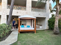 Day bed on patio with every swim up room