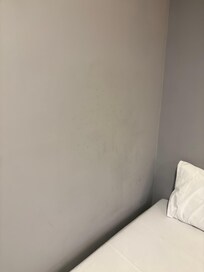 Sujeira na parede, um paninho úmido teria tirado