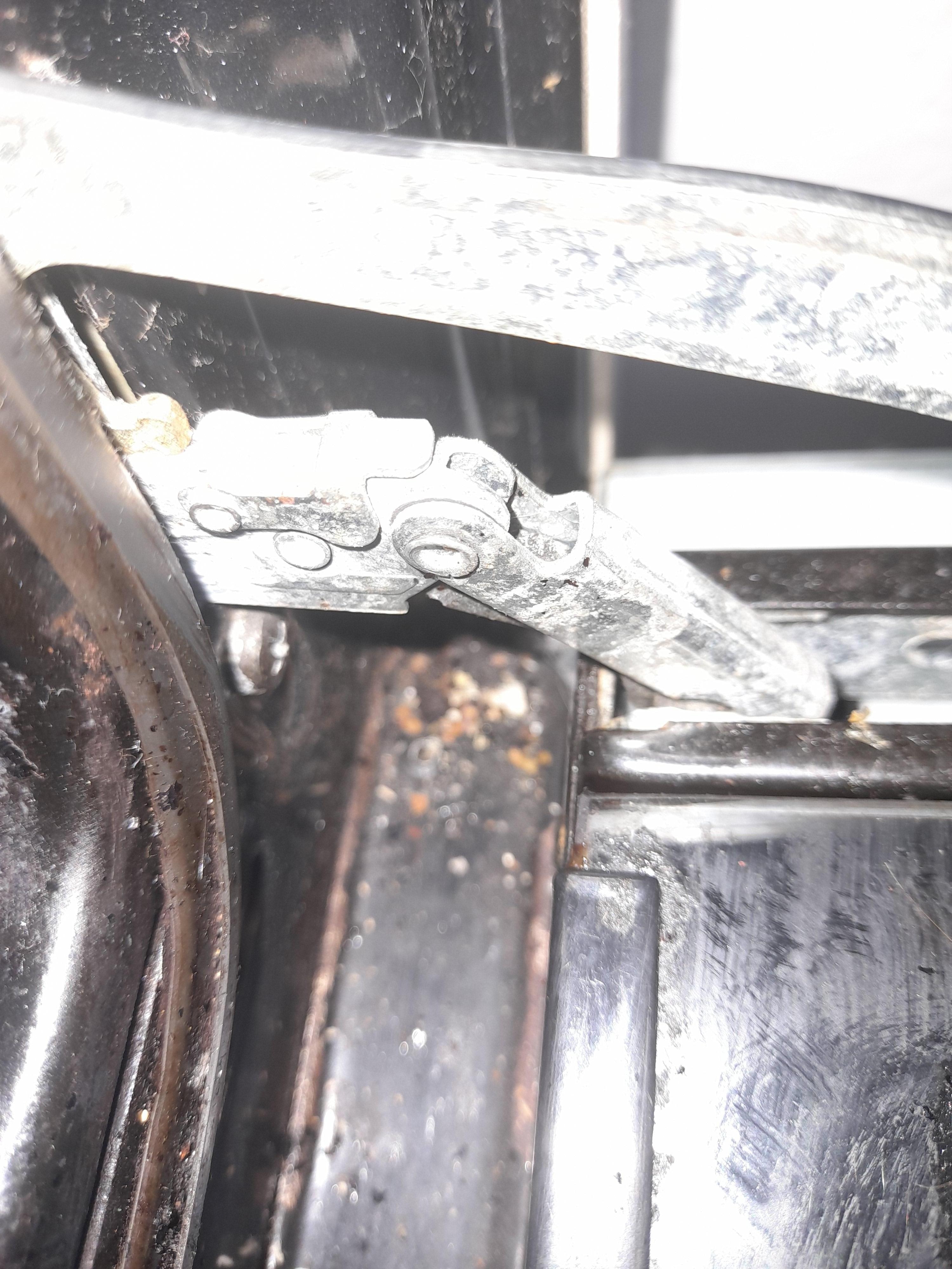 Herdklappe mit Rost und Krümeln