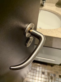 Maçaneta meio solta da porta